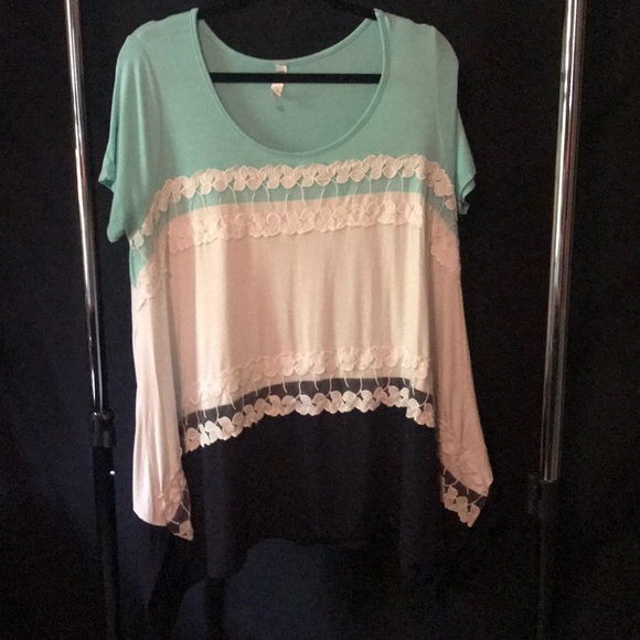 eloges Tops - Blue color blocking shark bite top